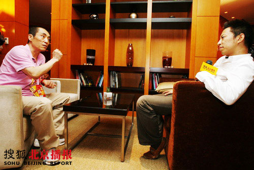 张艺谋接受奥运官网首席记者——搜狐公司董事局主席兼首席执行官张朝阳面对面的访问。
