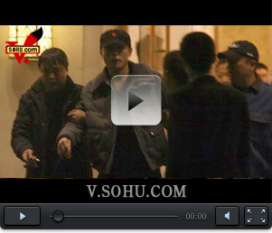 视频：刘烨深夜醉酒KTV 步伐蹒跚被搀扶上车